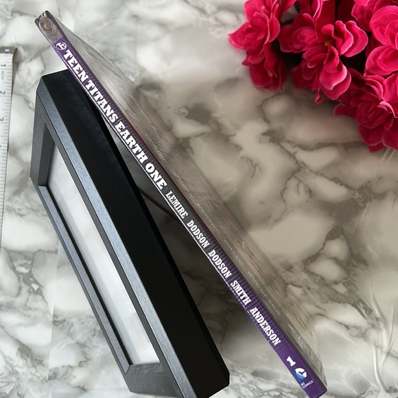 DC - Teen Titans - Earth One: Volume 1 - ISBN 978-1-4012-4556-6 - Picture 3 of 4